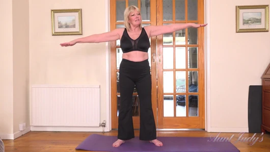 Auntjudys - büyük memeli olgun orta yaşlı seksi kadın Amy - yaramaz yoga egzersizi