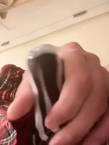 Sexy mietje komt klaar in de badkamer