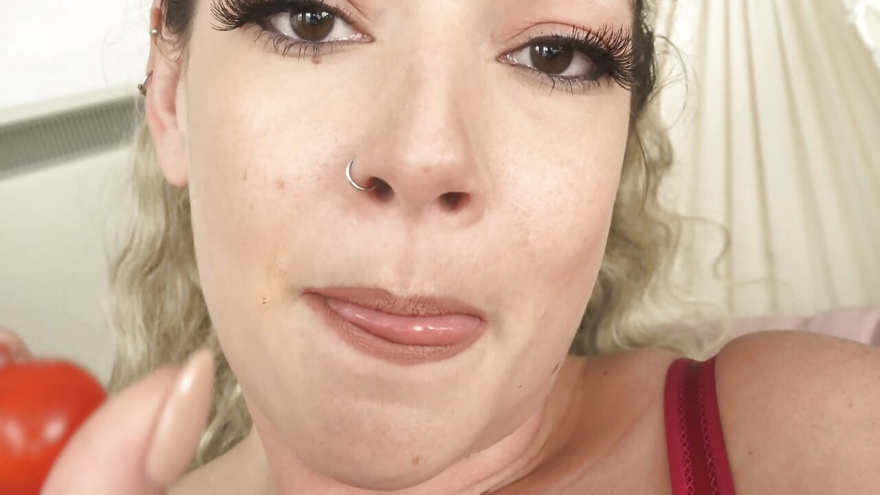 Giantess Sets a Tiny Trap