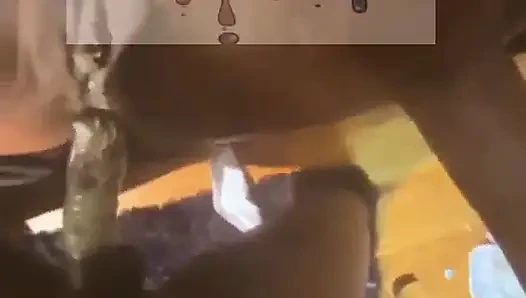 Cowok ini cuma pengen pantat bahenolnya dientot habis-habis