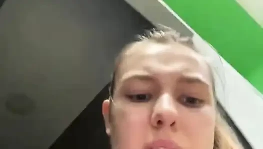 Extremes squirting im öffentlichen fitnessstudio mit jucielussie