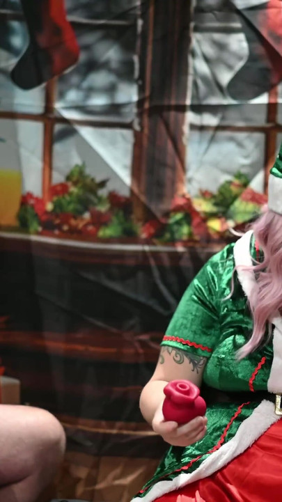 เอลฟ์ซุกซนในชั้นวางของเล่นทางเพศ วัน 3 | คลิป 2