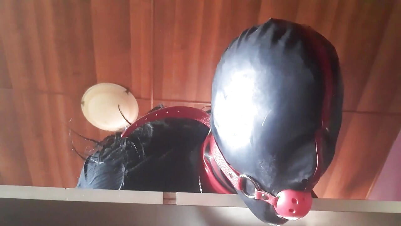 17 minuten vastgebonden extreme pijpbeurt en diep in keel met enorme orale creampie