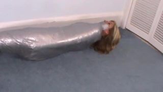 Chica envuelta en cinta adhesiva como una momia