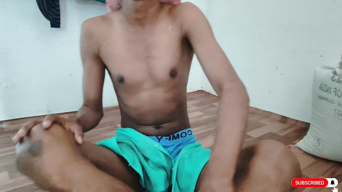 Hintli evli kadın makinede dikiş dikiyor ama başka düşünceleri de var.