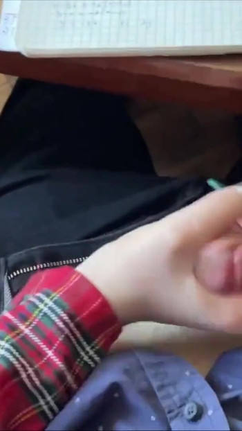 "تلميذة Handjob مرة أخرى في فصل الرياضيات تحت الطاولة وحتى القليل من footjob. في المدرسة." لحظة لا تنسى من