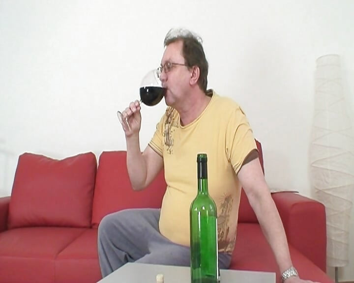 Ung blondine med lange ben blir knullet grovt av stebestefaren sin