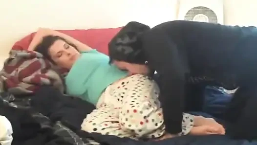 Tante seksi rambut cokelat memeknya dijilat sebelum ngentot kontol kekasihnya dalam pose cowgirl