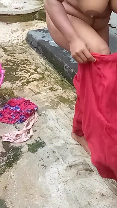 Amateur india caliente madrastra gran culo pezón al aire libre ducha exclusiva escena capturada por su hijastro | Clip 3