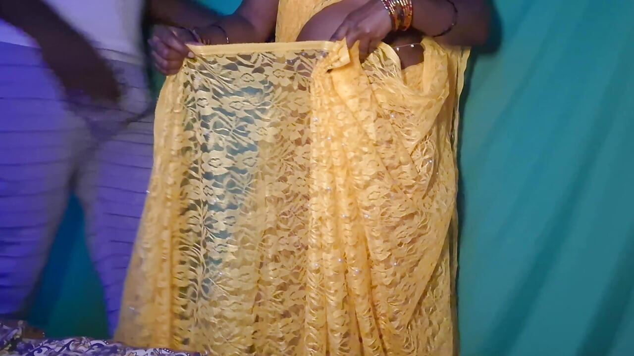 Navel and Erotic Show of Tamil Married Bhabi