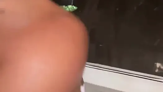 Cewek amatir kulit hitam ngentot suami saudara perempuannya di bak mandi air panas