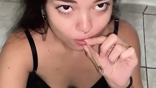 Memulai hari dengan blowjob yang lezat dan mulut penuh susu dari wajah cantik itu adalah cara yang bagus untuk memulai.