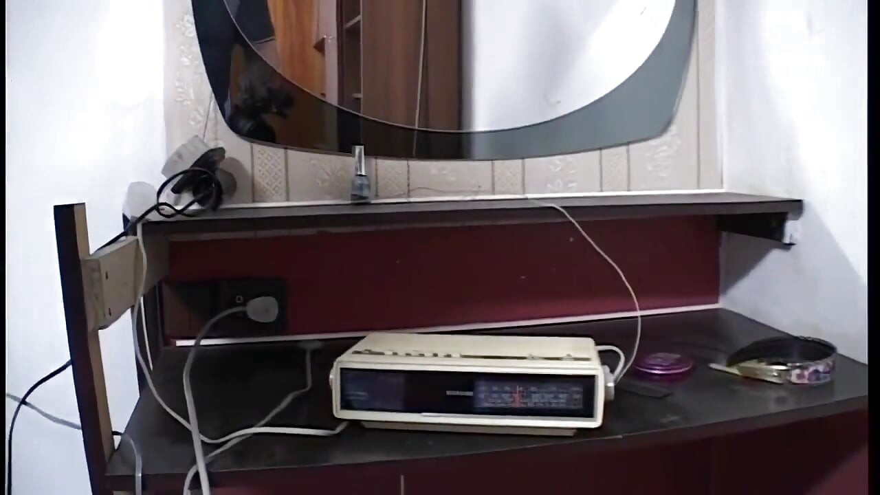 Brunetă milf excitată se fute cu degetele și se fute cu umbrelă