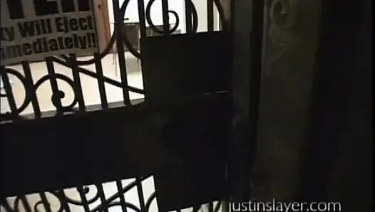 Aku lagi asik ngentot memek mulusku habis-habisan sama kontol raksasa pria kulit hitam!!