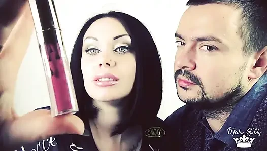 Alex mit rotem glänzendem lippenstift bedeckt, küsst auf seinem gesicht!