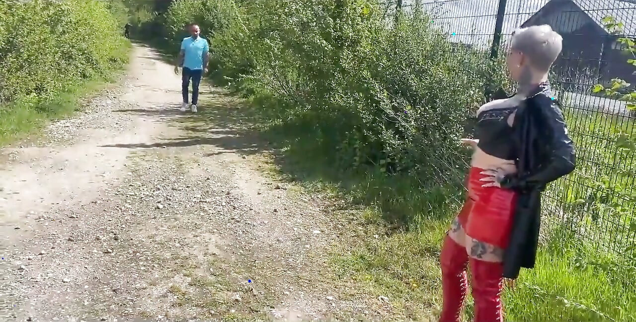 Otobanda park yerindeki kaltak beni herkes burada tutabilir