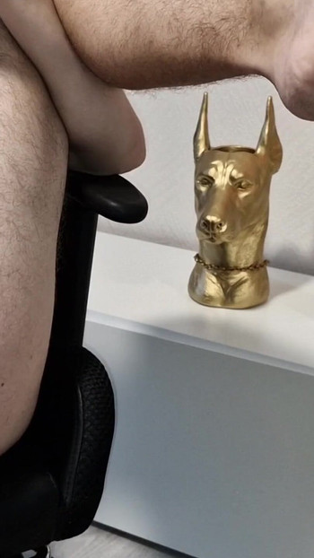 Studentova šaka svršava iz ruke i pičke