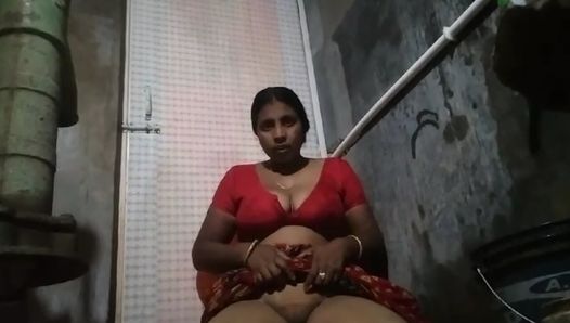 Индийская горячая домохозяйка купается, видео