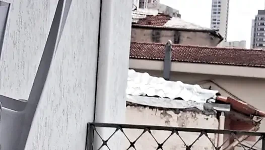 Ben ve Dai Belan, neredeyse çıplak, dairenin balkonunu yıkıyorduk ve komşular bizi izliyordu