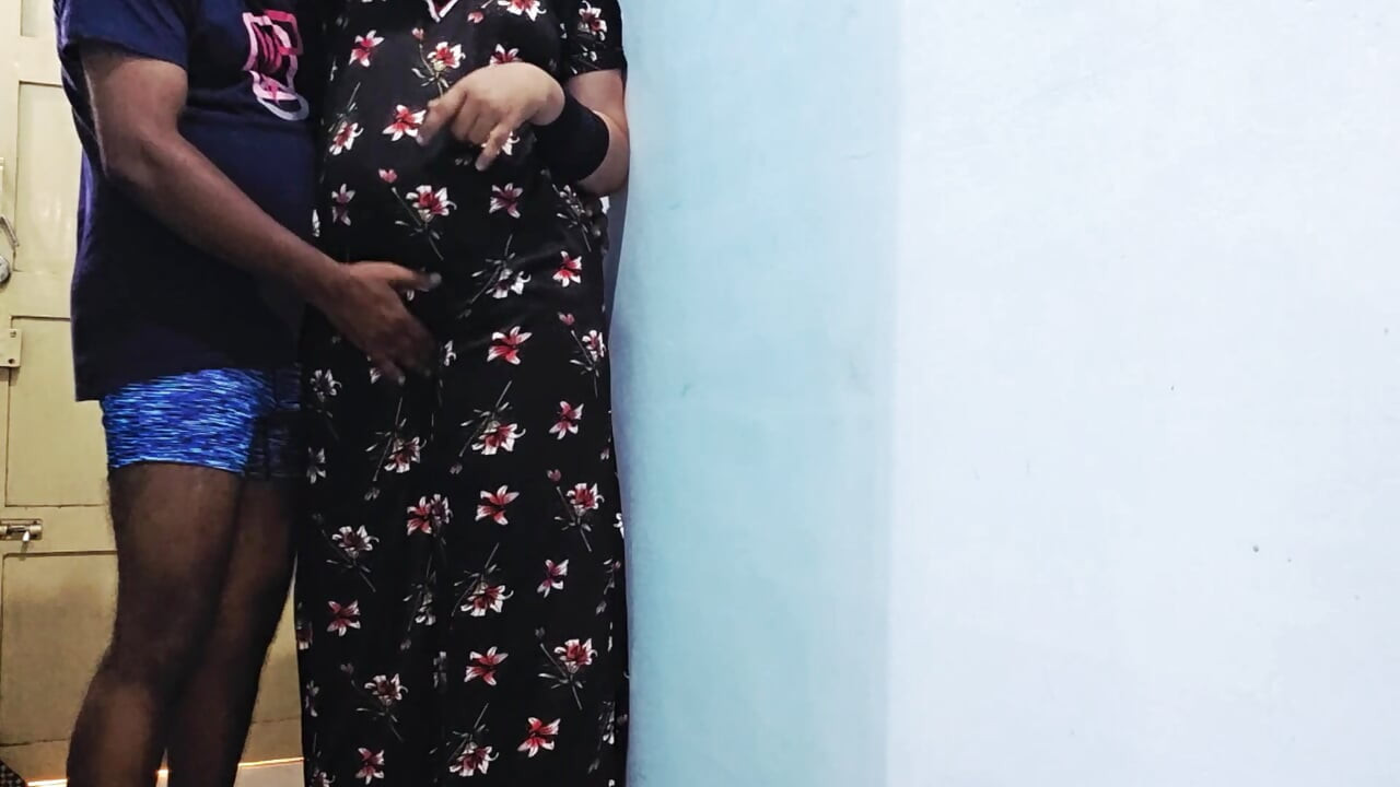 أنا أنيك أختي الكبرى وهي تغسل الملابس