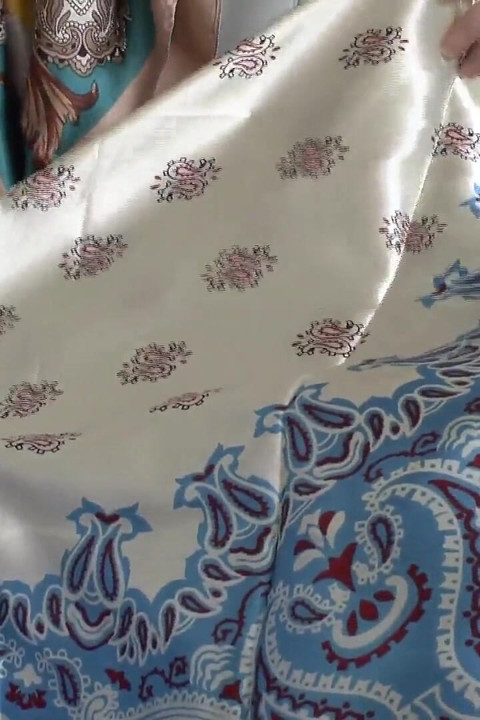 Nowe satynowe szale twojej macochy podkręcają cię! Wszystko jest tak pięknie błyszczące! Lady Victoria Valente
