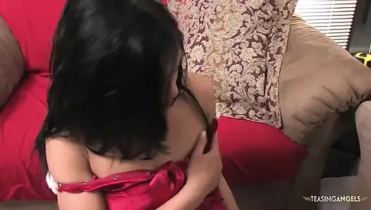 Memek cewek hot dengan stoking merah ini dientot habis-habisan sampai mengerang keenakan