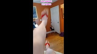 NV מציגה את כפות רגליה הסקסיות בכפכפים אדומים