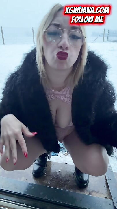 ג'וליאנה הדילדו הזה וזה מרגיש טוב תחת השלג בנורמנדי