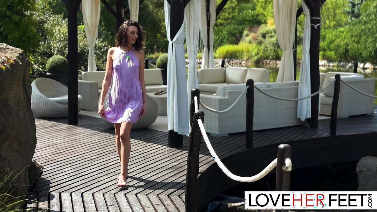 Brunetka Loszka Isabella De Laa uwielbiana i zerżnięta nad jeziorem