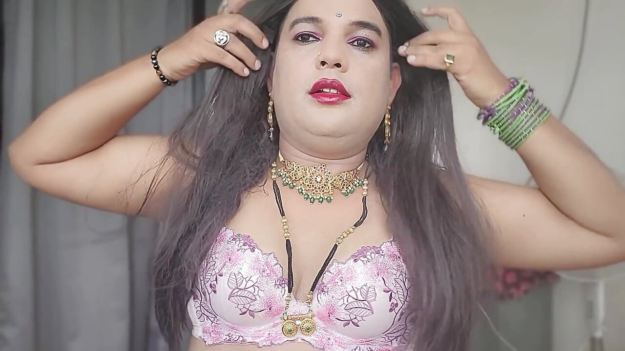 Pink Sari Laali Lal Lal Diste Mi Bhari Raja Bocha Majha Mar