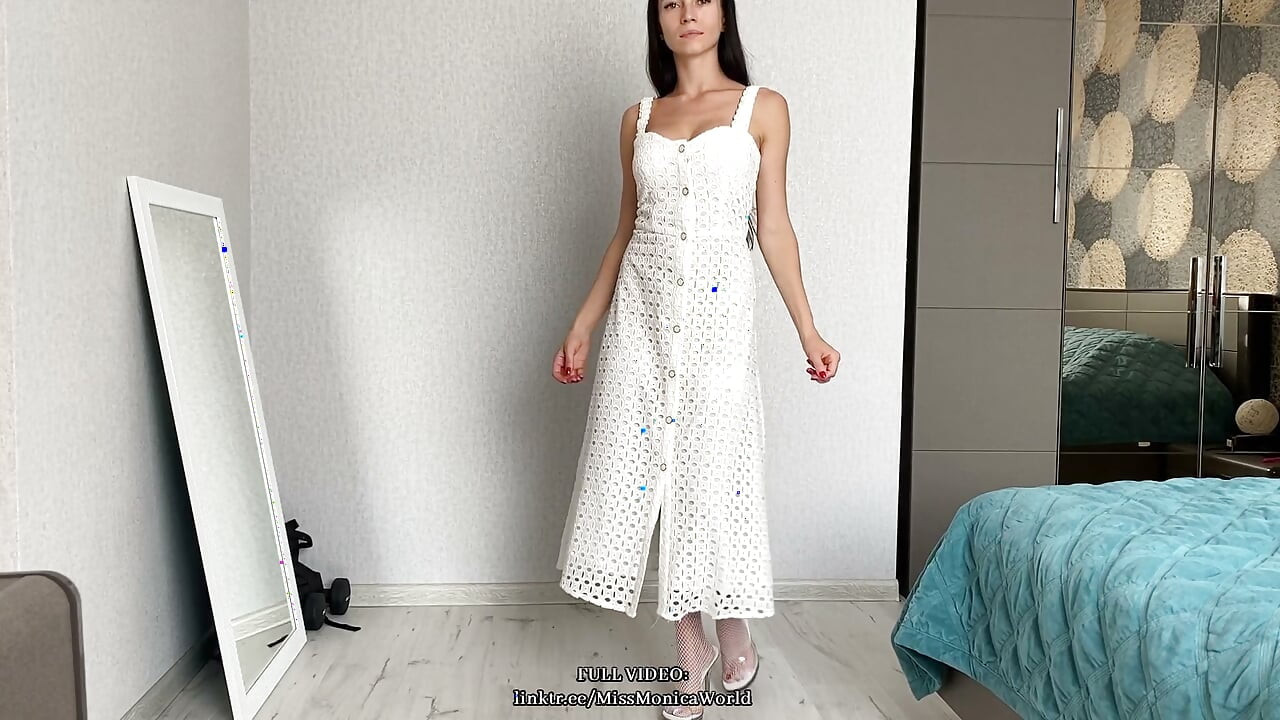 Büyük Götlü Tatlı Esmer Kız Soyunma Şovu