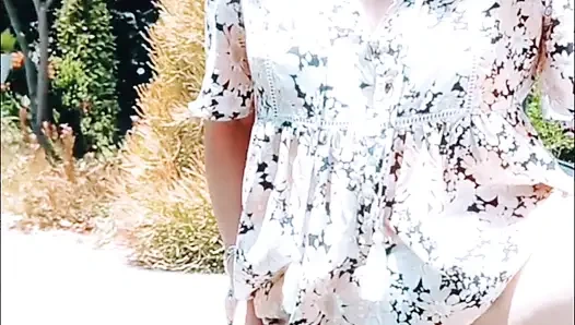 Aussie barat terangsang menampilkan memek menganga di pinggir jalan