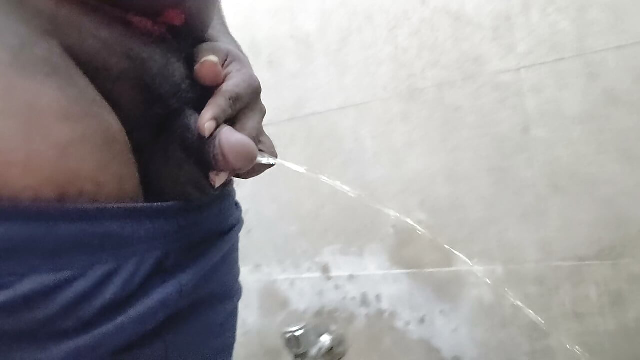 صبي تاميلي يتبول في مرحاض عام
