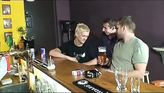 Barda grup seks partisi... Seksi sarışın iş başında
