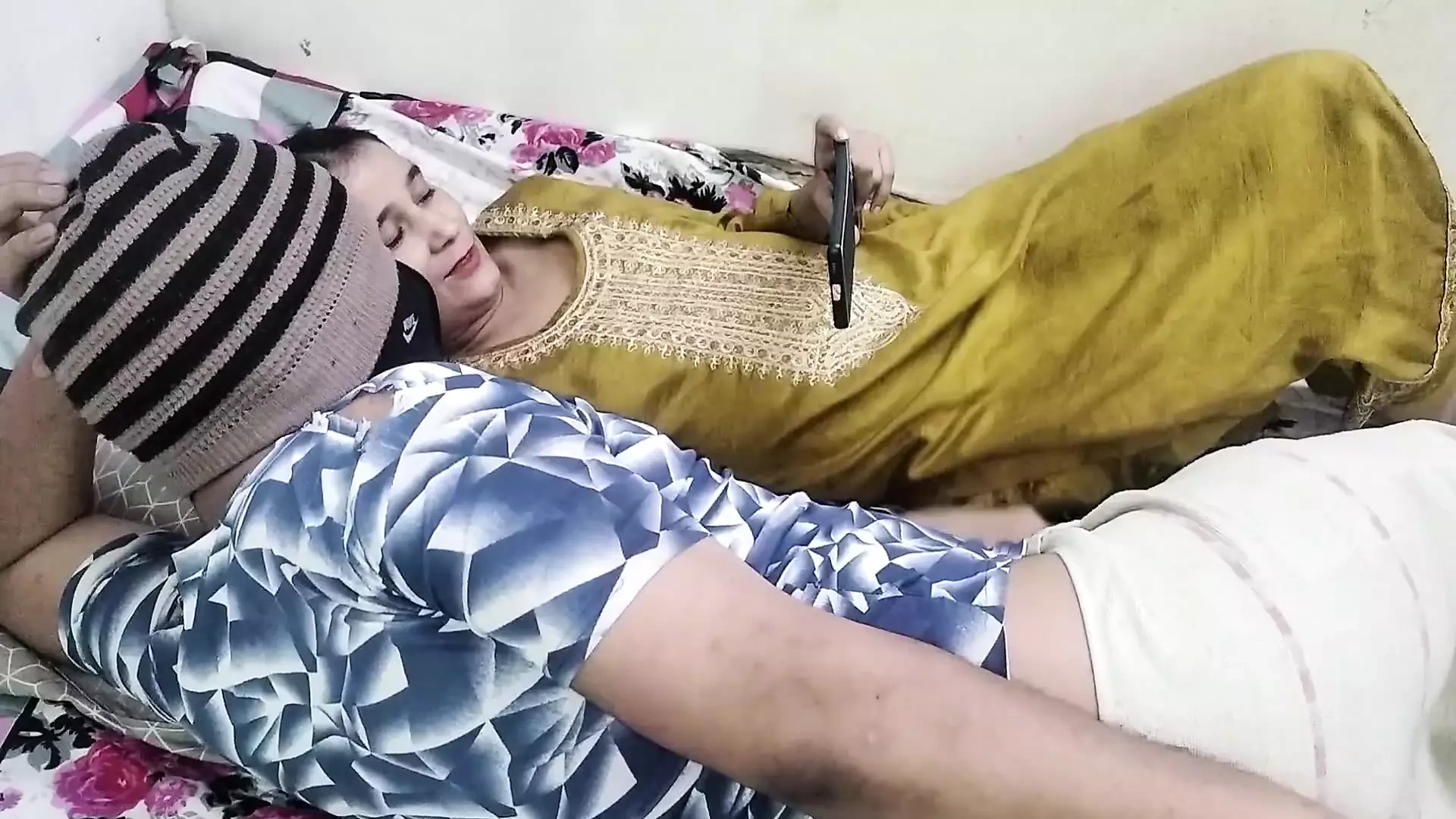 Aunty Ko porn dekhte huye pakar ke choda Full HD Hardcore Sex video
