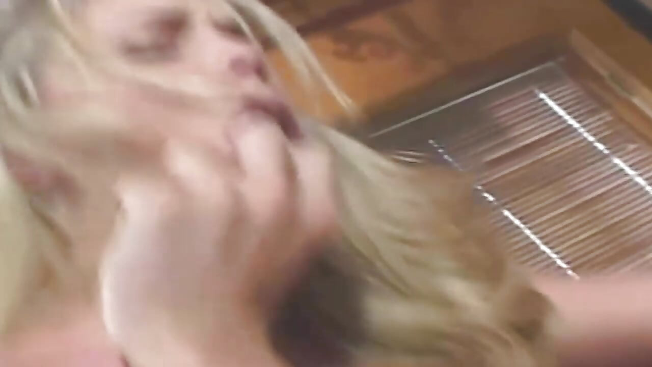 Blond brud sträckt vid vid dunkande kuk i intensivt knull