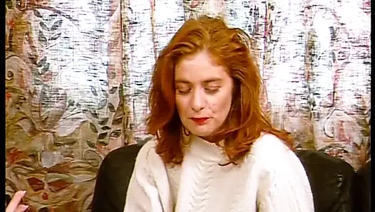 Cewek cantik berambut pendek memakan memek basah di casting.