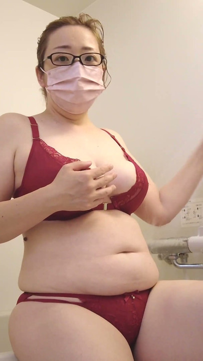 Married Woman Masturbating in the Bath