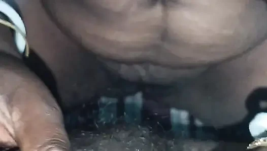 Hintli kadın elle muamele ve götüne boşalma