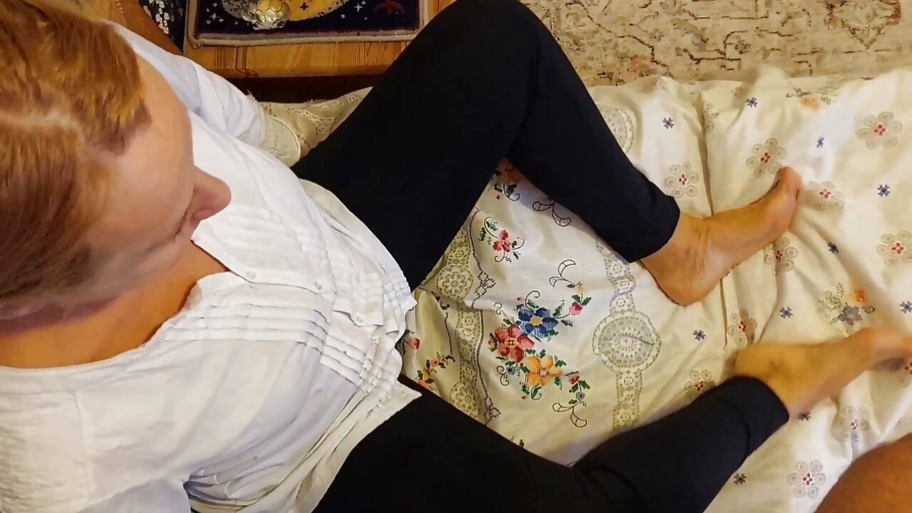 Amateur rubia madura esposa disfruta de placer sexual a medio vestida