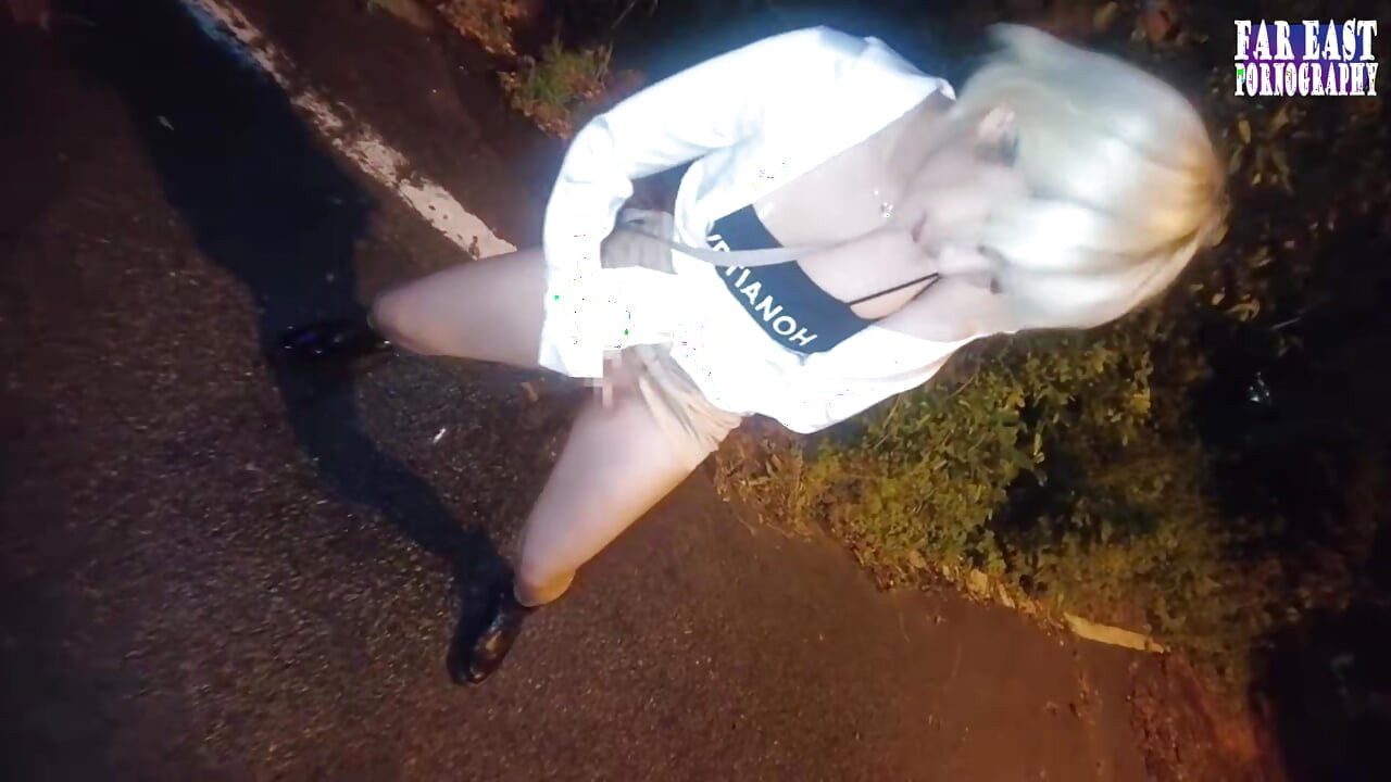 Spritziges spiel mit einer blonden schönheit, die sich in einer bösen nassen ep-4 tränkt