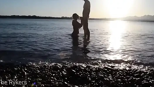 Halka açık plajda romantik seks