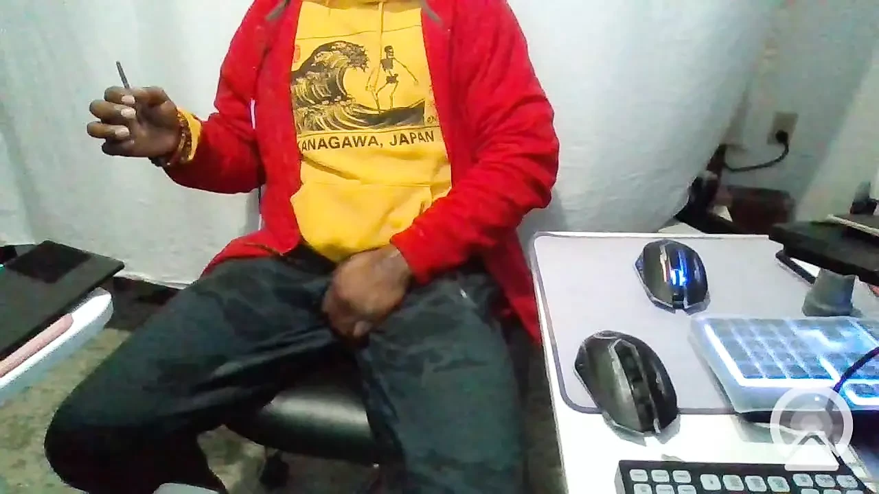 Gran polla en estos jeans vienen a tomar el pico: abre mis pantalones y pon esta polla en tu boca.