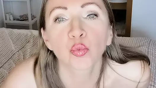 Azgın büyük memeli nine Mariaold siyah yüksek topuklu ayakkabılarla mastürbasyon yapıyor