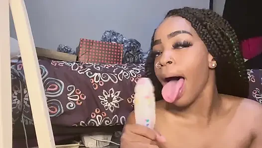 Nikmati permainan / blowjob toket ini & video mandi
