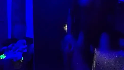 Malam kencan di balik pemandangan biru