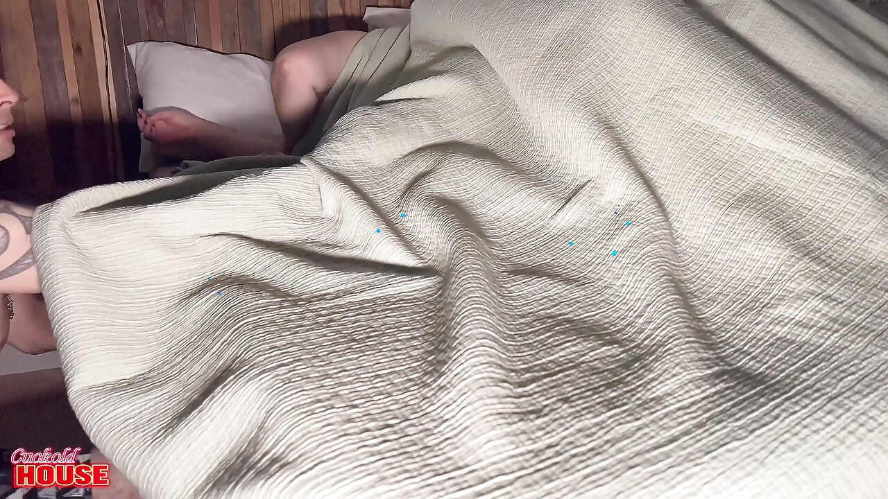 Cette femme grande taille se réveille toujours excitée après que son mari soit parti travailler