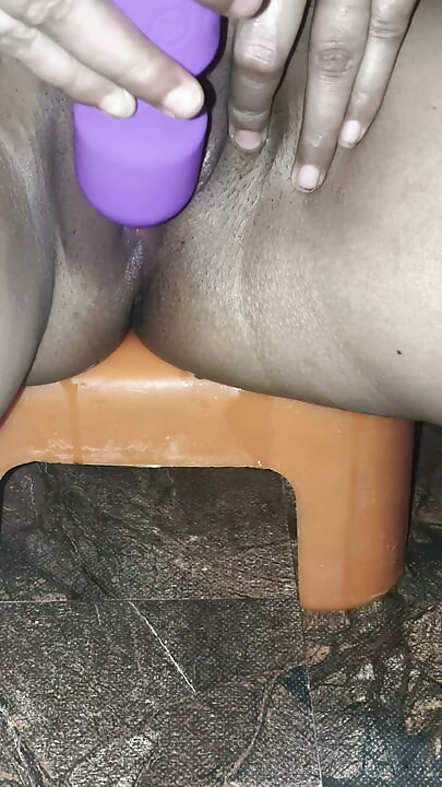 Hottylovely a făcut pipi în timp ce se masturba cu un vibrator electric