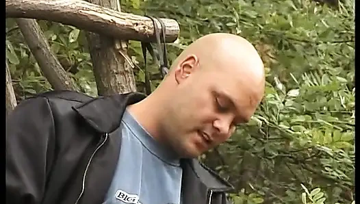 Wanita dewasa rambut oranye dengan memek berbulu dientot enak di luar ruangan