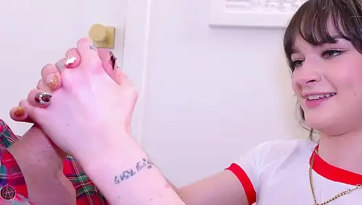 Sabah odunu 4k ile üvey babaya yardım ediyor